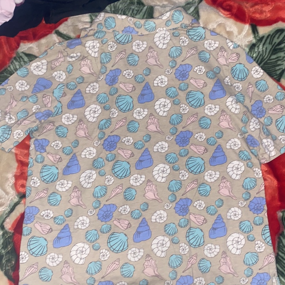 Shell Design T-Shirt! With Collar! - Picture 2 of 3